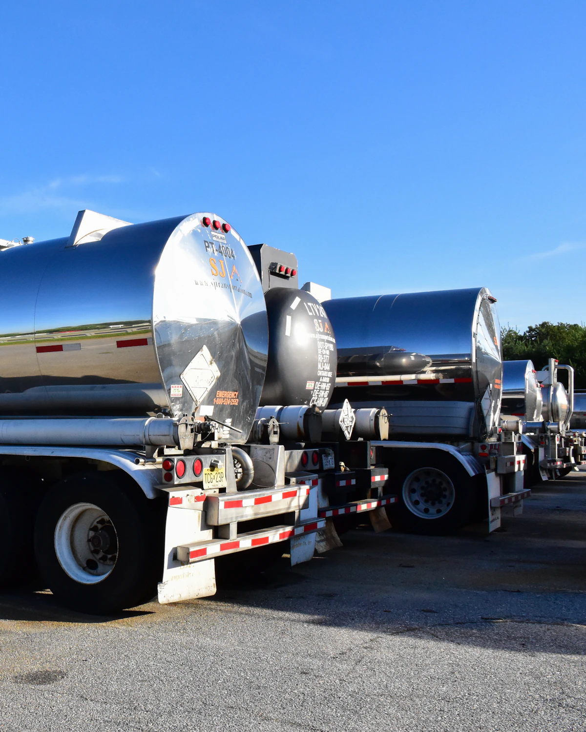 Fuel tanker trailer