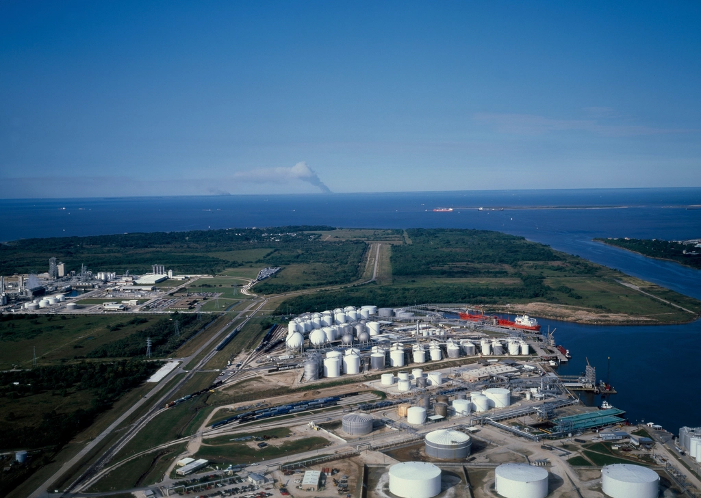 Coastal fuel storage terminal